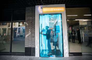92年美女爆改废弃ATM机，还说明年要开1000家无人便利店